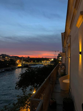 Elegant Artistic Flat on the Seine River